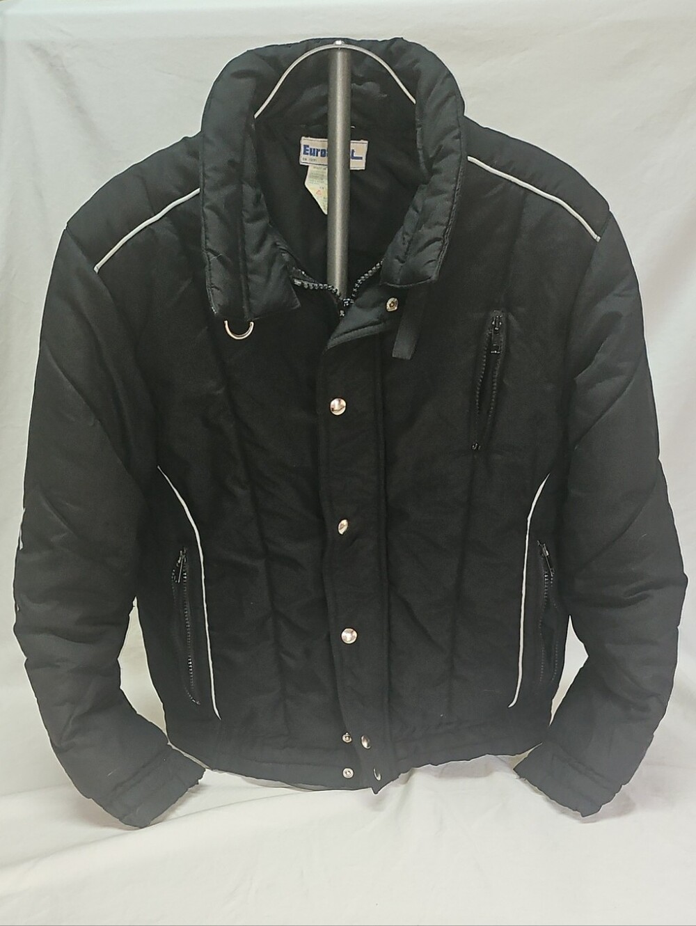 VNTG Snowboarding Skiing Men's Black Quilted Puffer Jacket with Contrast  Piping